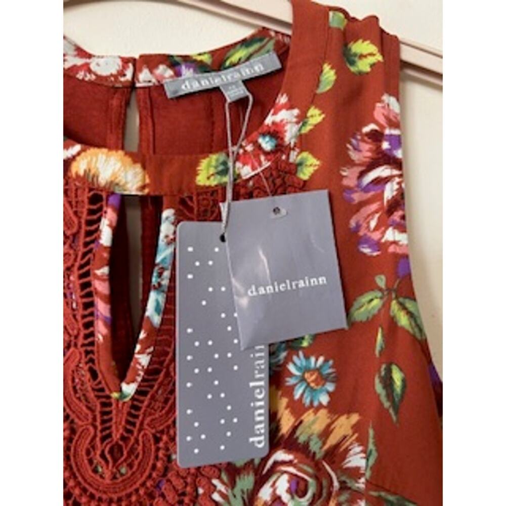 NWT Daniel Rainn Boho Sleeveless Keyhole Floral Blouse Lace Detail Brown Smll P - Picture 3 of 6